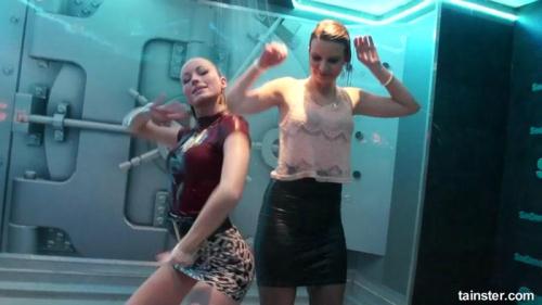Gorgeous Girls Party Hard Under The Shower (2016/SD/540p) 