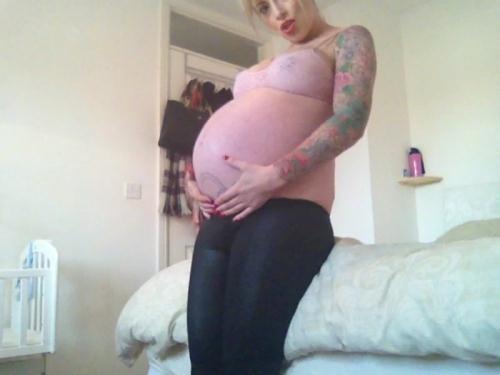 Charlie Z - OVER STRETCHED TIGHT YOGA PANTS ON HEAVILY PREGNANT CHARLIE (17.09.2016/Clips4sale.com/SD/480p)