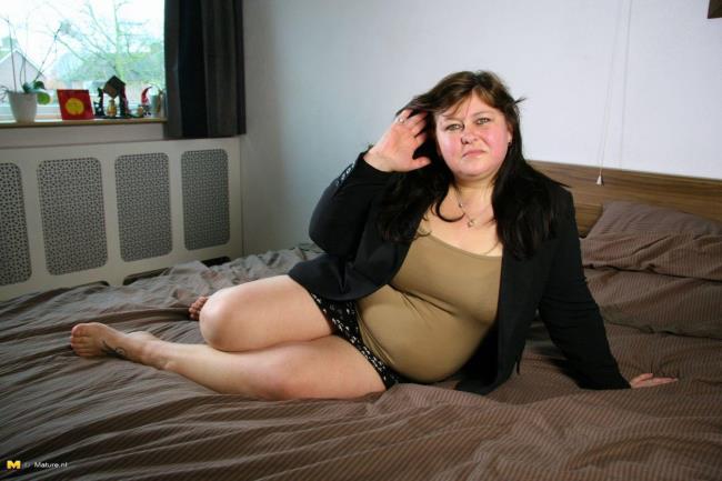 650px x 433px - Mature.nl: Mandy J. (42) - Dutch chubby mature lady playing ...