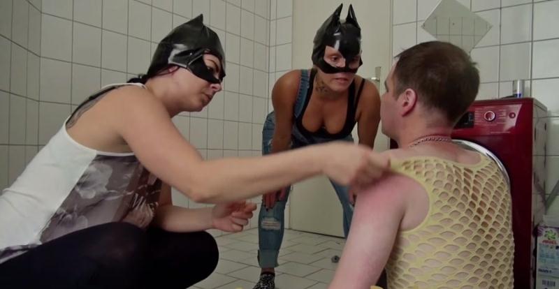 Scat Cats, Domi, Kimi, Lucy, Hanna - The Shit Mask P1 (Germany / Scat Femdom) Scatqueens-Berlin [FullHD 1080p]