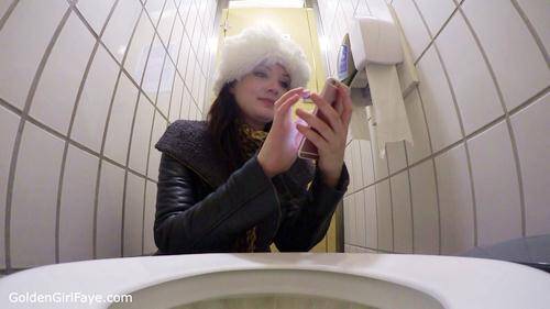 Texting Toilet Wee - Webcam! [HD] - GoldenGirlFaye