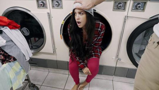 PervsOnPatrol: Annika Eve - Latina Gets Facial In Laundromat (SD/480p/280 MB) 14.01.2017