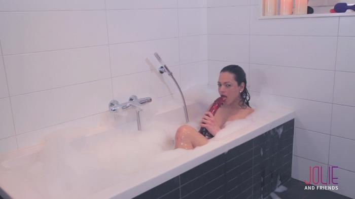 Camilla Jolie - Camilla Taking a Bath / 17-10-2017 (JolieAndFriends) [FullHD/1080p/MP4/712 MB] by XnotX