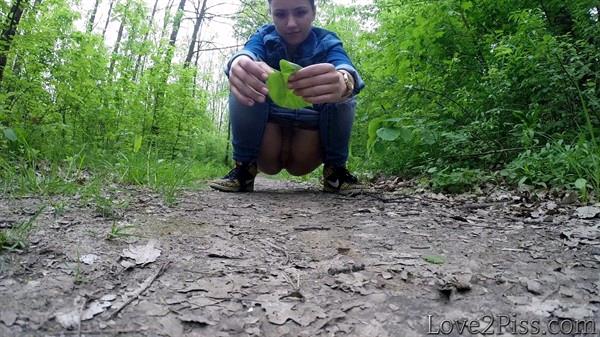 Love2Piss: (Ingrid) - All natural. Ingrid is peeing and wiping herself with a leaf [FullHD / 221 MB]