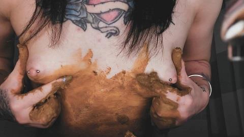 DirtyBetty - Crazy baby play with her own poo (FullHD 1080p)